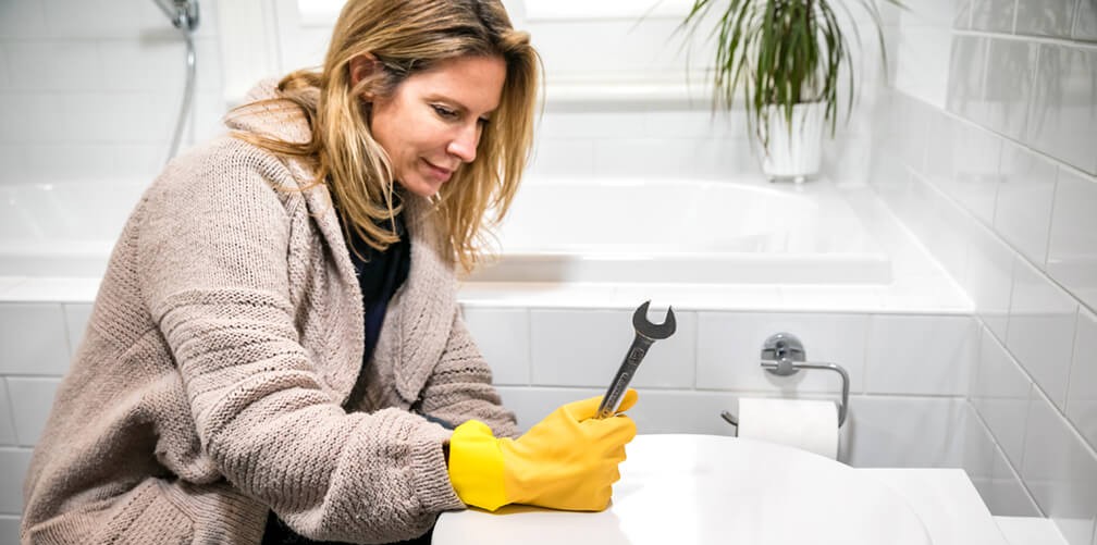 Customer fixing a leaky loo