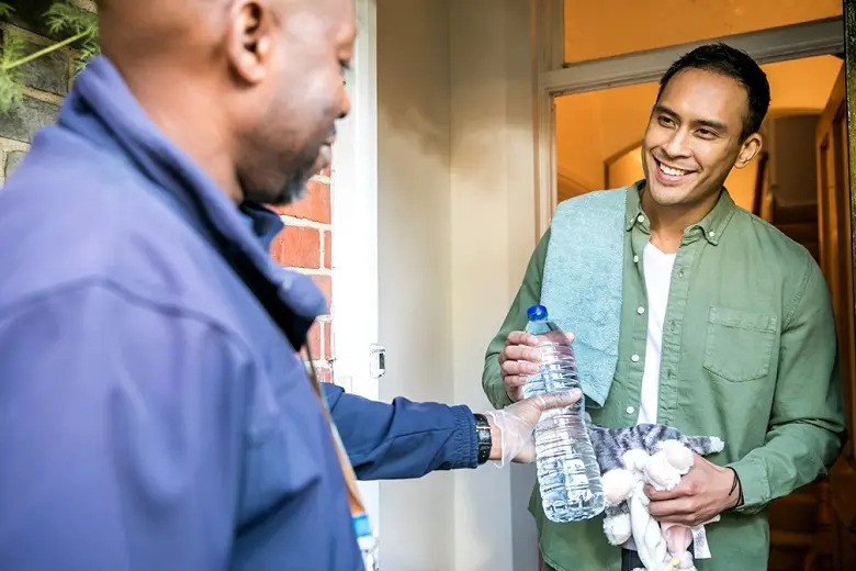 Thames water rep delivering a resident some water