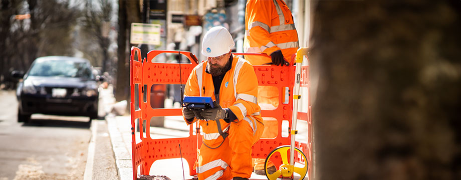 Thames worker checks for leaks